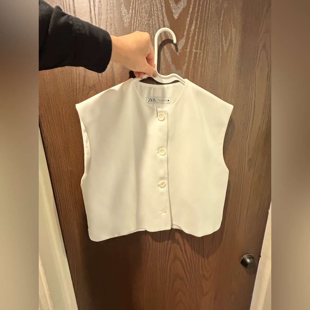 Zara Cream Sleeveless Buttoned Blouse